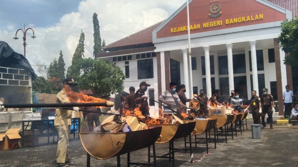 Ratusan Ribu Rokok Ilegal Dimusnahkan Kejari Bangkalan