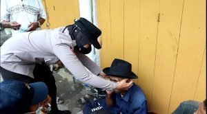 Bripka Vicky Beri Masker Ke Bapak Tua di Pinggir Jalan, Aksinya Tuai Pujian