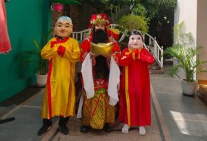 Rayakan Imlek 2023, Barongsai Di Pecinan Kampung Surabaya Keliling Bagi Angpao