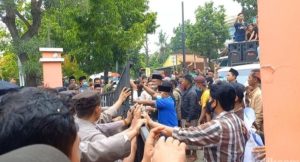 Pagar Kantor KPUD Sampang Rusak Akibat Demo Massa PAW PPS