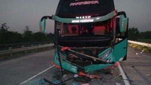 Kecelakaan Bus Peziarah Di Tol Jombang – Mojokerto Diduga Supir Mengantuk