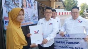 Partai Perindo Bagikan Gerobak Gratis Kepada Pedagang Semanggi Surabaya