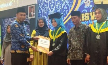 wisuda man