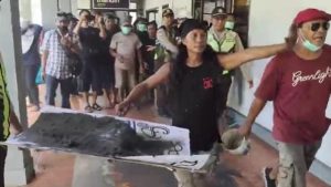 Ratusan Warga Kediri Lakukan Demo Di Depan Pabrik Gula Pesantren