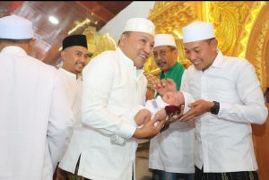 Ironi Acara Majelis Dzikir Sampang, Diselingi Acara Timang Cucu Bupati Hingga Diskominfo Tawarkan Biaya Publikasi