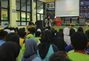 Norma Yunita Anggota Komisi D DPRD Kota Surabaya Melakukan Kunjungan Di SMPN 5 Surabaya