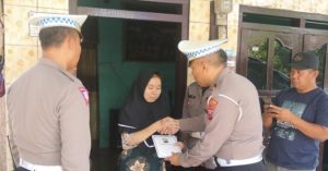 Polres Mojokerto Santuni Korban Teuk Tangki Tabrak Penonton Karnaval Pacet