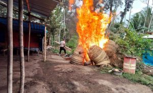 Polisi Grebek Dan Bakar Properti Arena Sabung Ayam Di Malang