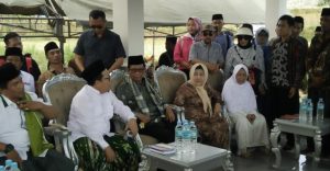 Mahfud MD Ziarah Ke Makam Sang Ayah Di Pamekasan