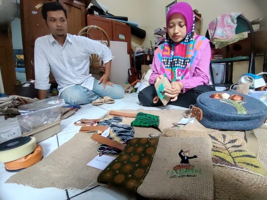 Pasutri di Madiun Sulap Karung Goni Jadi Beragam Kerajinan, Pemasarannya Hingga ke Luar Jawa