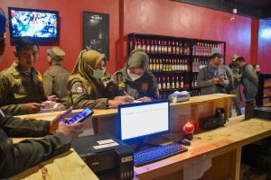 Satpol PP Surabaya Amankan Ratusan Botol Miras Selama Sebulan