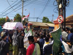 Diduga Banyak Pelanggaran di TPS, Ratusan Masyarakat Demo Kantor Bawaslu Bangkalan