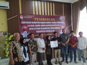 KPU Jatim Serahkan Bantuan Rp 46 Juta pada Keluarga KPPS yang Meninggal Di Bangkalan