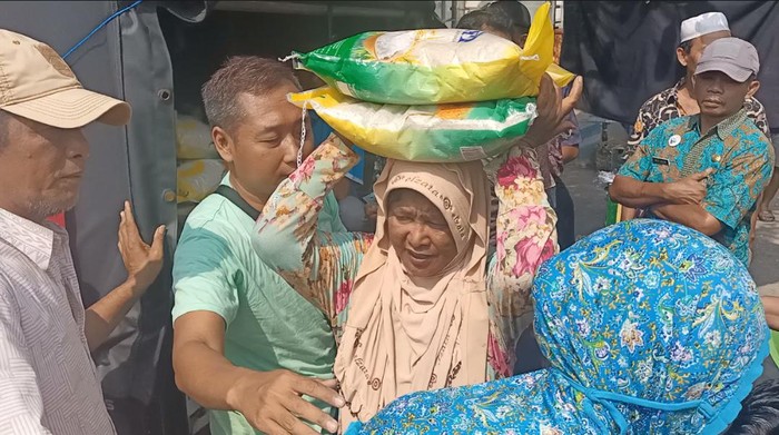 antrean pembeli beras murah operasi pasar tpid sumenep 169 1