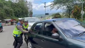 Tiga Hari, Polisi Magetan Dorong Puluhan Kendaraan di Tanjakan Sarangan