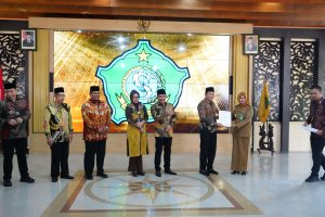 Plt Bupati Sidoarjo Serahkan SK Perpanjangan Masa Jabatan Kades