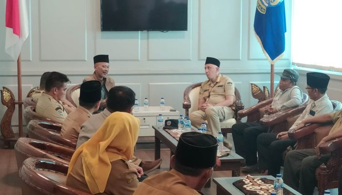Luruk Kantor Pemkab Bangkalan, Masyarakat Desa Bata Barat Tuntut Pj Kades Rombak BPD