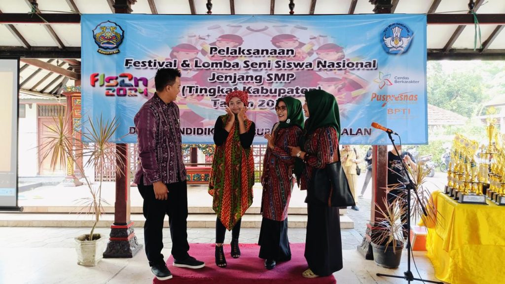 Sabet Penghargaan Menyanyi Solo di FLS2N, Gadis Shelonia Bertekad Harumkan Nama Bangkalan di Bidang Seni