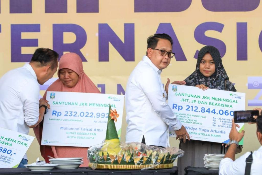 May Day, Pj Gubernur Jatim Serahkan Santunan BPJS Ketenagakerjaan
