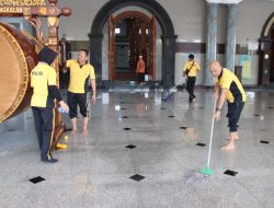 Sambut Hari Bhayangkara ke-78, Polisi Gelar Kerja Bakti Bersihkan Tempat Ibadah