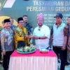 Bupati Gresik Fandi Akhmad Yani tiga dari kanan disela peresmian gedung sjatimtimes Pee03eadfb8e159af.md1
