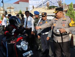 Senyum Kapolres Pamekasan Sapa Pengendara di Hari Pertama Operasi Patuh Semeru