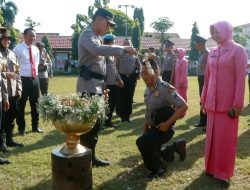 Tradisi Siram Air Kembang untuk Personel Polres Jombang yang Naik Pangkat