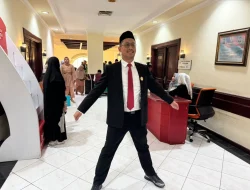 Siuu…, Selebrasi Azhar Kahfi Usai Dilantik jadi Anggota DPRD Surabaya 2024-2029