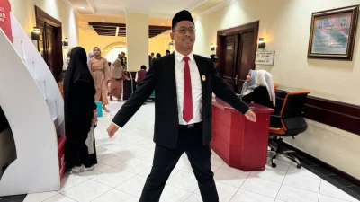Siuu…, Selebrasi Azhar Kahfi Usai Dilantik jadi Anggota DPRD Surabaya 2024-2029