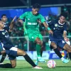 penyerang tim sepak bola jatim wigi pratama dihalau beberapa pemain ntt
