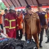 6752652ecff9e bupati lamongan yuhronur efendi saat meninjau peralatan bencana jatim