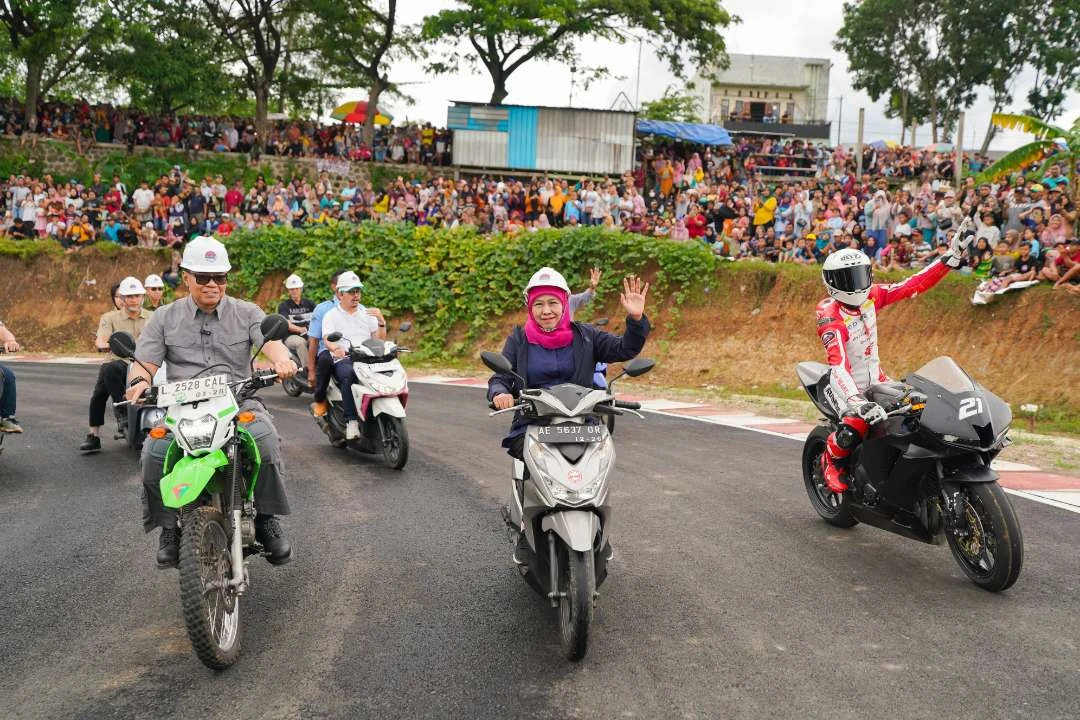 khofifah indar parawansa tinjau progres sirkuit balap parang magetan thumbnail 826