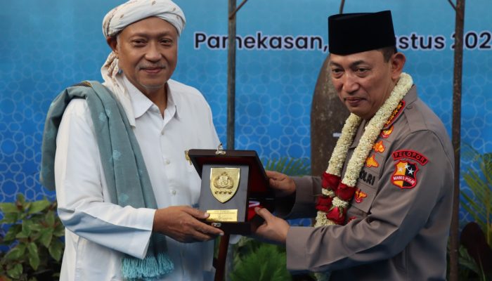 Kapolri Silaturahmi dengan Sesepuh Ponpes Al-Hamidy Banyuanyar