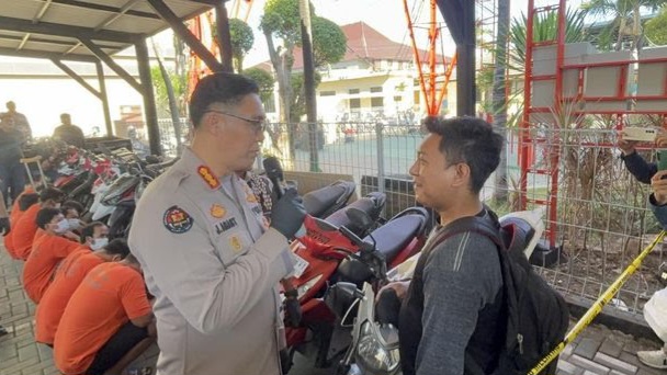 ahmad menerima kembali motornya yang sempat hilang dicuri dari polisi 1754128666680 169