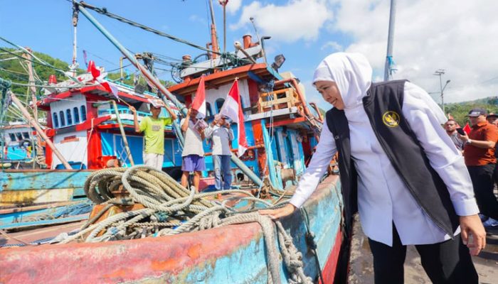 Gubernur Khofifah Serahkan Bantuan Rp 463 Juta untuk Nelayan Pacitan