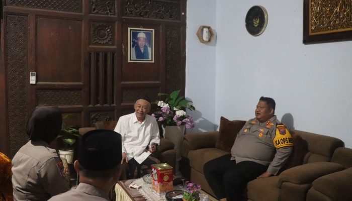 Kapolres Pasuruan Silaturahmi ke Kiai Sholeh Bahruddin, Minta Doa untuk Kamtibmas Kondusif