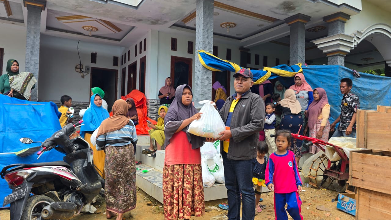 Sepuluh Rumah Warga di Pasean Ambruk, Ketua DPRD Pamekasan Tinjau Lokasi dan Salurkan Sembako