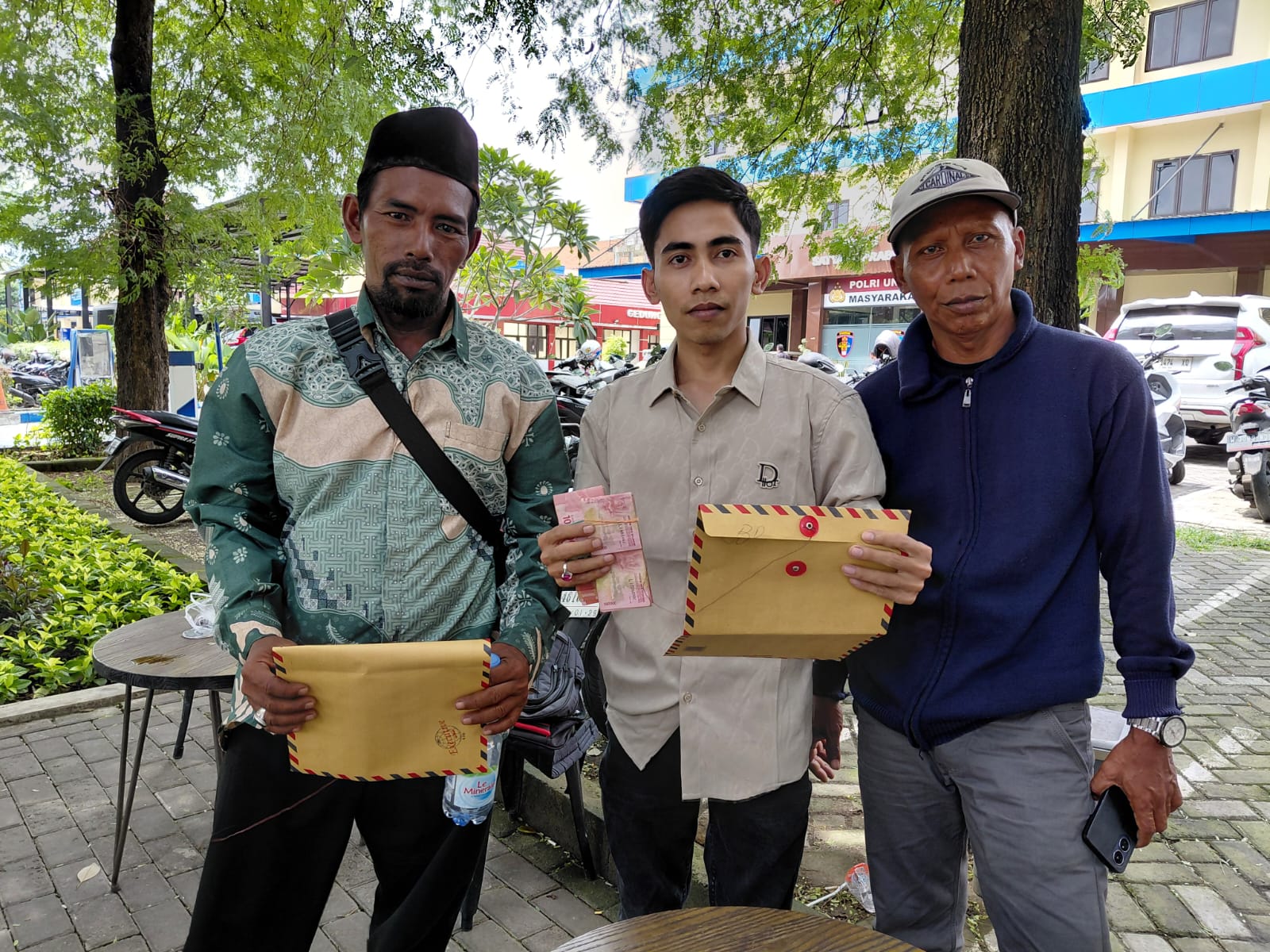 Tiba-tiba Masuk Rekening, Nelayan Sampang Serahkan Uang Rp6 Juta ke Polda Jatim Sebagai Barang Bukti