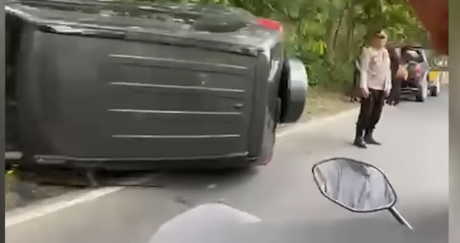 Mobil Diduga Dinas Pejabat Polres Terlibat Kecelakaan di Blega, Satu Pengendara Motor Tewas