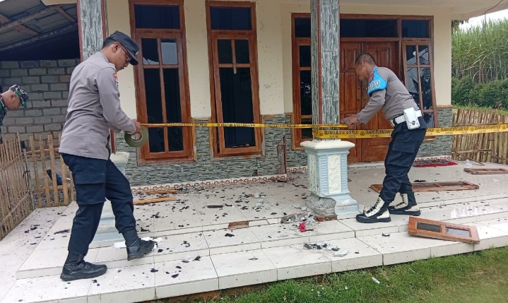 Rumah Warga Bantur Malang Rusak Diduga Dilempar Bom Ikan