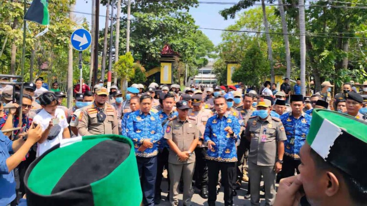 HMI Bangkalan Desak Evaluasi Aturan PKL, Bupati Dorong Penataan dan Pemberdayaan 4 PDIP Jatim Lukman Hakim 20012026