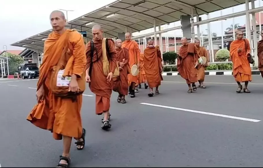 Biksu (Bhikkhu) Thudong 4 Negara Disambut Hangat di Mojokerto 3 Biksu (Bhikkhu) Thudong