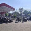 Antrean BBM Mengular di Bangkalan, Dua Mobil Damkar Ikut Mengantre