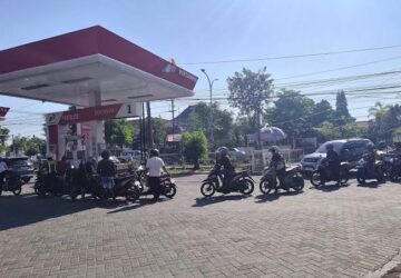 Antrean BBM Mengular di Bangkalan, Dua Mobil Damkar Ikut Mengantre