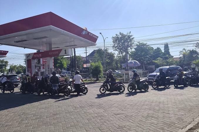 Antrean BBM Mengular di Bangkalan, Dua Mobil Damkar Ikut Mengantre