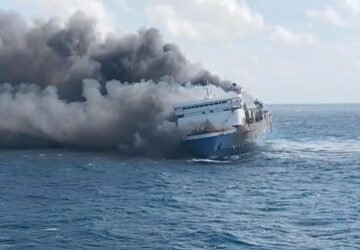 Evakuasi Korban Meninggal KM Mutiara Sentosa 2 Berlangsung Dramatis di Tengah Laut