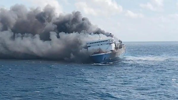 Evakuasi Korban Meninggal KM Mutiara Sentosa 2 Berlangsung Dramatis di Tengah Laut